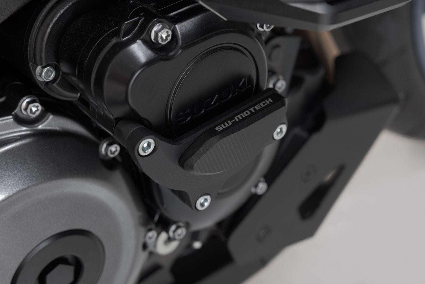 SW-MOTECH / SWモテック エンジンカバープロテクション(ブラック)。Suzuki GSX-S1000/GSX-S1000GX/GSX-S950用。 | MSS.05.587.10101/B