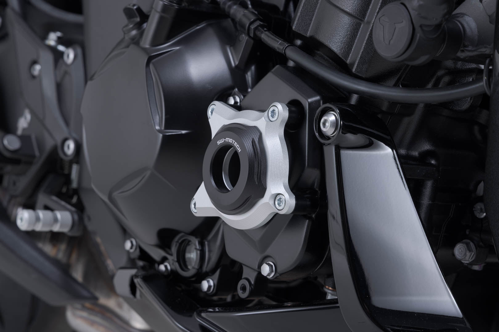 SW-MOTECH / SWモテック エンジンカバープロテクション ブラック/シルバー。Kawasaki Z1100 (25-)。 | MSS.08.065.10000
