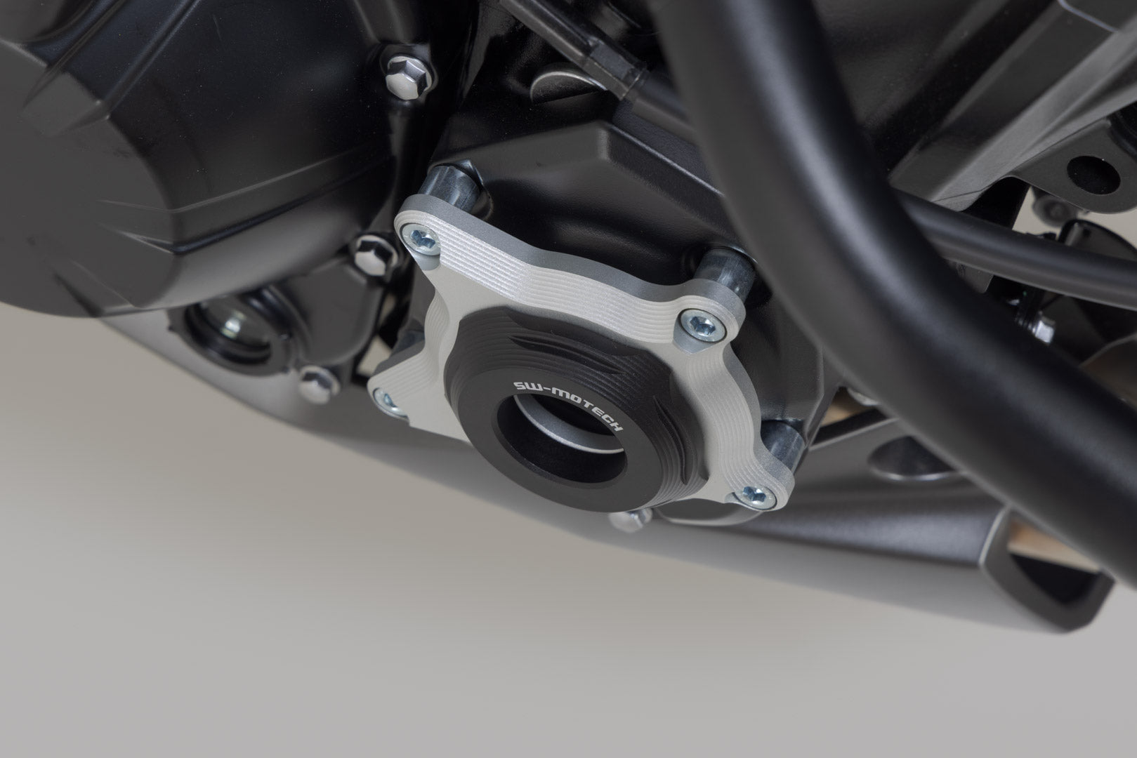 SW-MOTECH / SWモテック エンジンカバープロテクション ブラック/シルバー。Kawasaki Z900 モデル(16-)。 | MSS.08.868.10001
