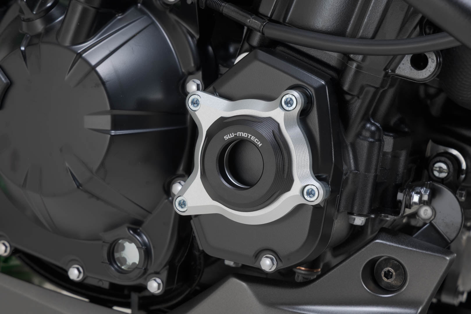 SW-MOTECH / SWモテック エンジンカバープロテクション ブラック/シルバー。Kawasaki Z900 モデル(16-)。 | MSS.08.868.10001