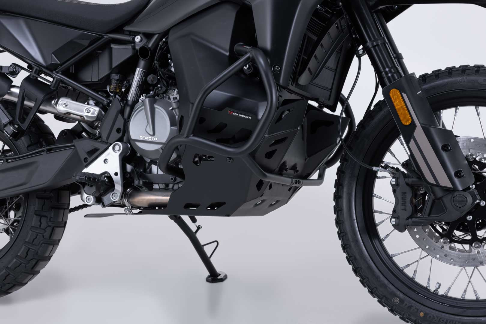 SW-MOTECH / SWモテック エンジンガード(ブラック)。CFMoto 800MT-X (24-)。 | MSS.10.057.10000/B
