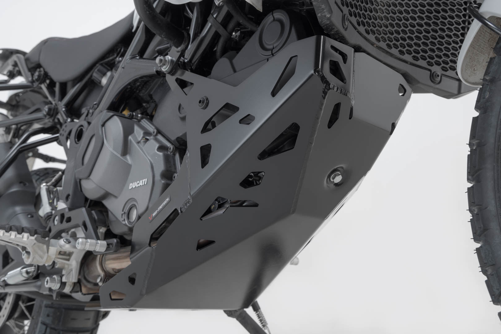 SW-MOTECH / SWモテック エンジンガード(ブラック)。Ducati DesertX (22-) / Rally (23-)。 | MSS.22.995.10001/B