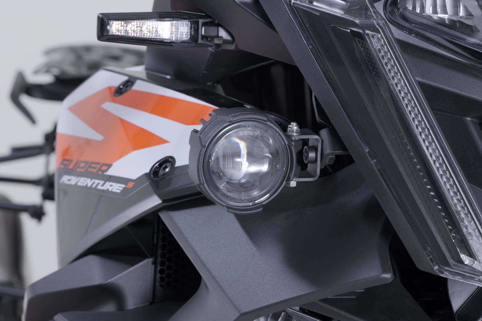 SW-MOTECH / SWモテック ヘッドライトホルダー(ブラック)。KTM 1390 Super Adventure S / EVO (24-)用。 | NSW.04.835.10000/B