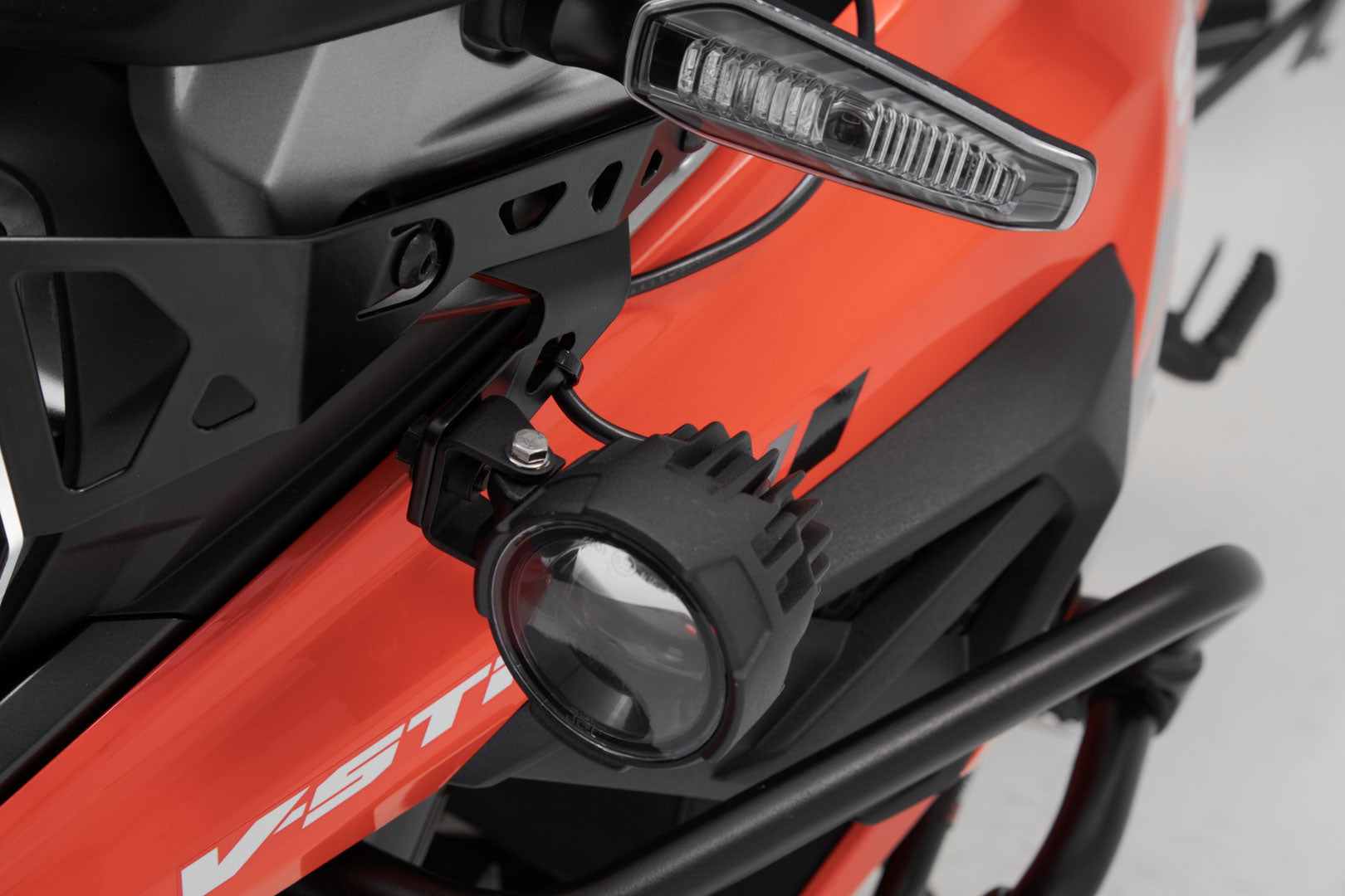SW-MOTECH / SWモテック EVO ロングビームヘッドライトキット(ブラック)。Suzuki V-Strom 1050(19年~)。 | NSW.05.936.61001/B