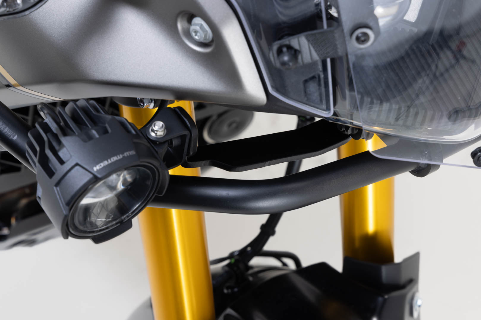 SW-MOTECH / SWモテック ヘッドライトホルダー(ブラック)。Yamaha テネレ 700 / ラリー(24-)。 | NSW.06.799.10101/B