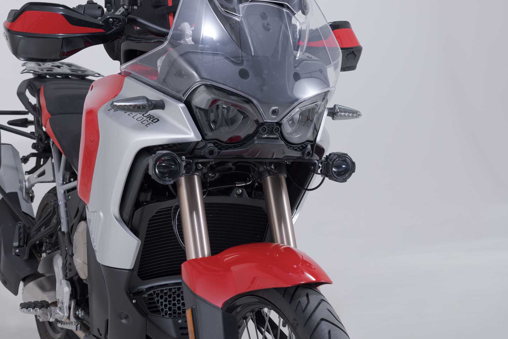 SW-MOTECH / SWモテック ヘッドライトホルダー(ブラック)。MVアグスタ エンデューロ・ヴェローチェ(24-)。 | NSW.28.023.10000/B
