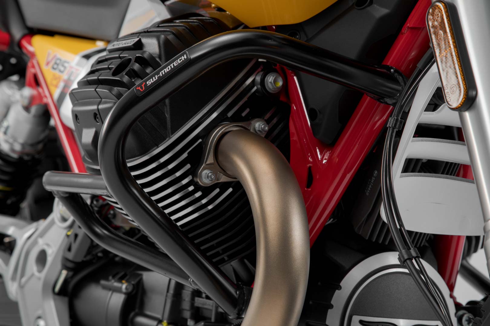 SW-MOTECH / SWモテック クラッシュバー(ブラック)。Moto Guzzi V85 TT/Travel/Strada(19-)。 | SBL.17.925.10001/B