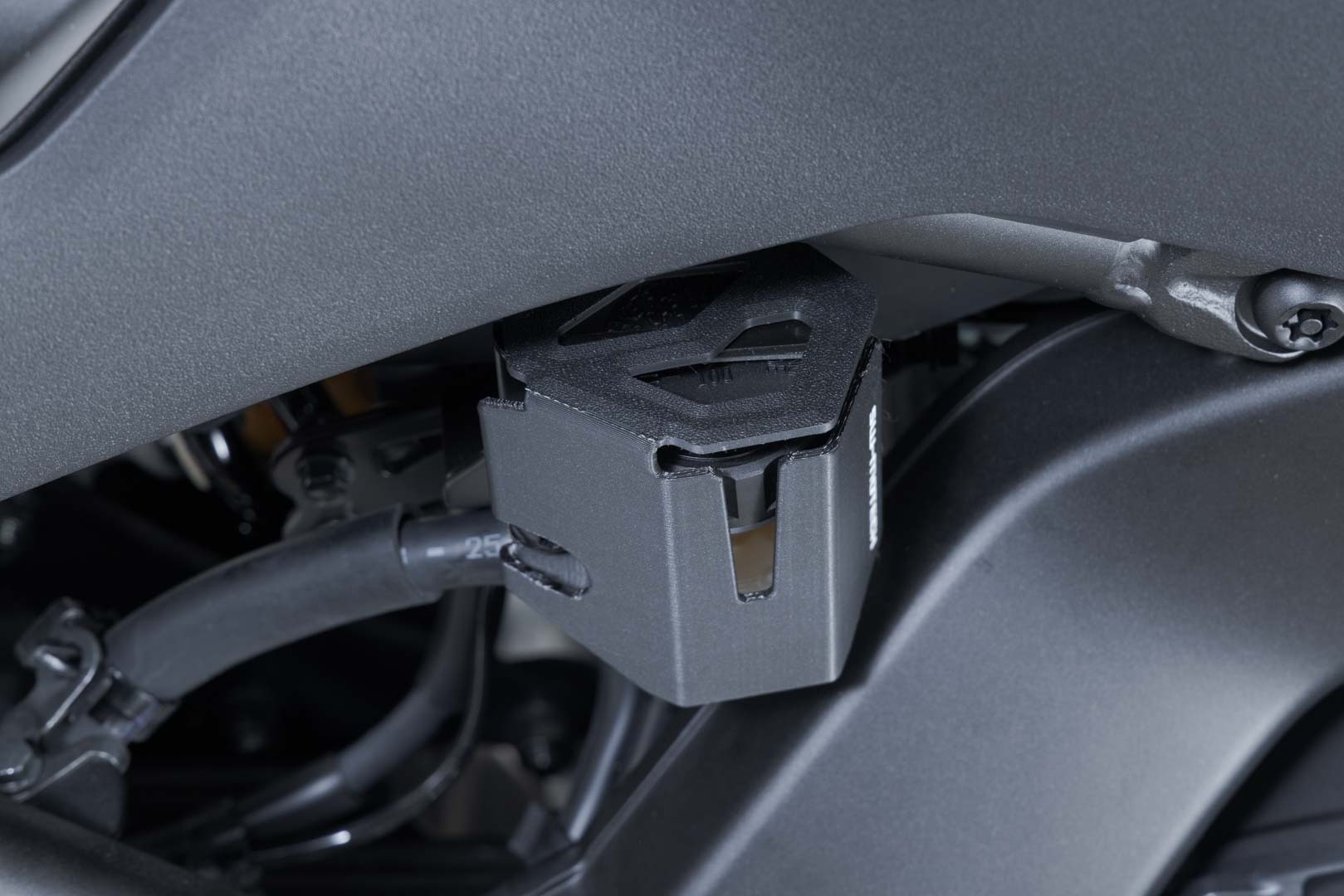 SW-MOTECH / SWモテック ブレーキフルードリザーバープロテクション(ブラック)。Yamaha・トレーサー 9 / GT / GT+(24年~)。 | SCT.06.597.10000/B