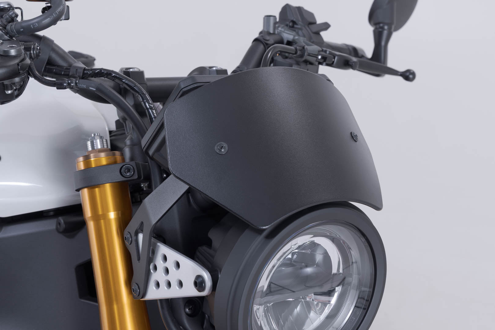 SW-MOTECH / SWモテック ブラックウィンドシールド。Yamaha XSR900 (21-)。 | SCT.06.932.10001/B