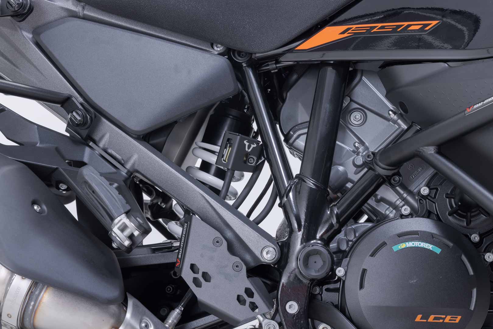SW-MOTECH / SWモテック ブレーキフルードリザーバープロテクション(ブラック)。BMW、Ducati、KTM、ハスクバーナ各モデル対応。 | SCT.07.174.10900/B