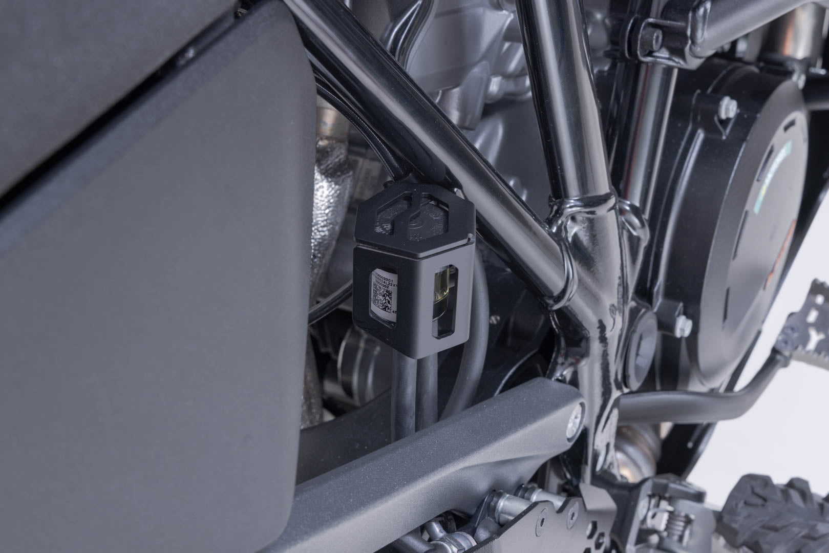 SW-MOTECH / SWモテック ブレーキフルードリザーバープロテクション(ブラック)。BMW、Ducati、KTM、ハスクバーナ各モデル対応。 | SCT.07.174.10900/B
