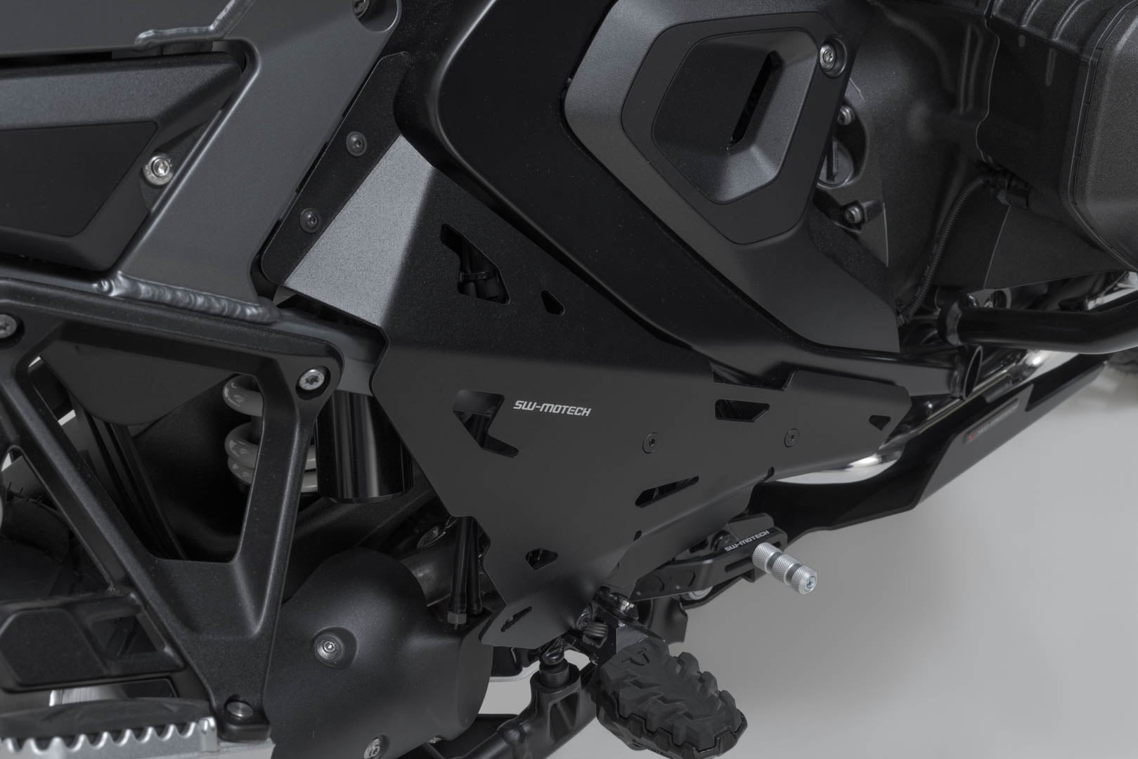 SW-MOTECH / SWモテック かかとプロテクター(ブラック)。BMW R 1300 GS Adventure (24-)。 | SCT.07.976.10000/B