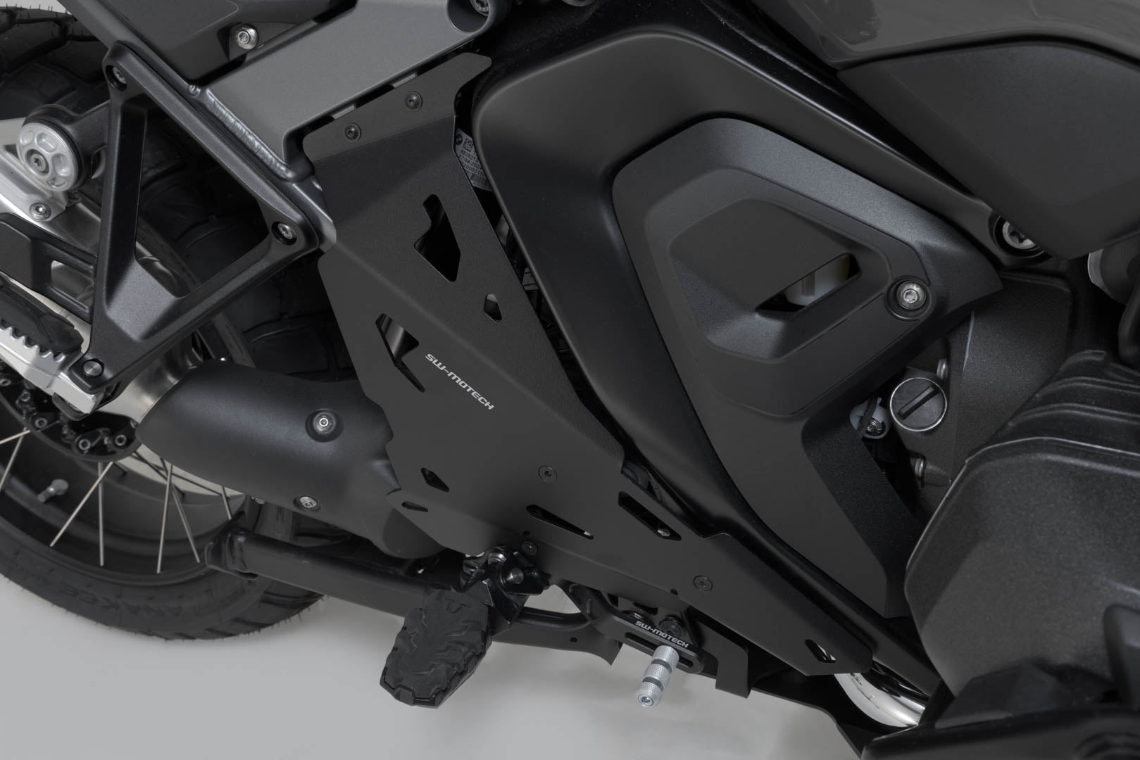 SW-MOTECH / SWモテック かかとプロテクター(ブラック)。BMW R 1300 GS Adventure (24-)。 | SCT.07.976.10000/B