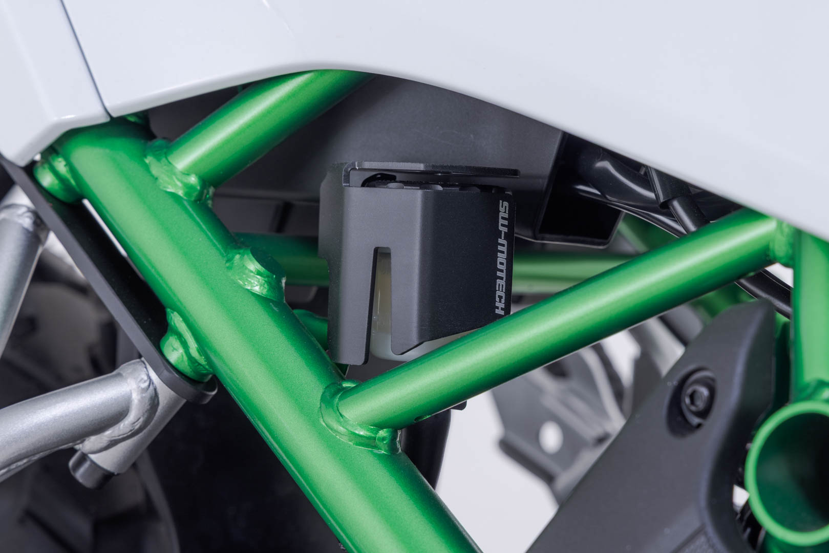 SW-MOTECH / SWモテック ブレーキフルードリザーバープロテクション(ブラック)。Kawasaki KLE500 / KLE500 SE (26-)。 | SCT.08.084.10000/B