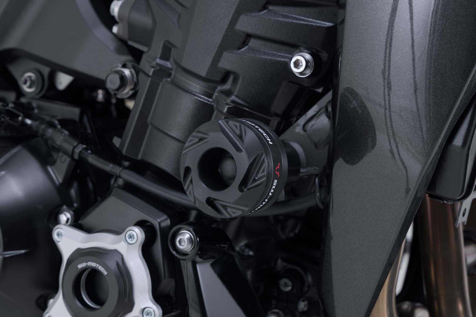 SW-MOTECH / SWモテック フォールパッドキット(ブラック)。Kawasaki Z900 モデル(16-)/Z1100(25-)。 | STP.08.868.10001/B