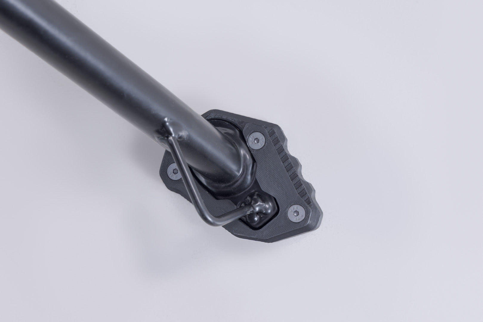 SW-MOTECH / SWモテック サイドスタンドプレート拡張パーツ ブラック/シルバー。KTM 250 Adv、390 Adv (25-)用。 | STS.04.417.10000