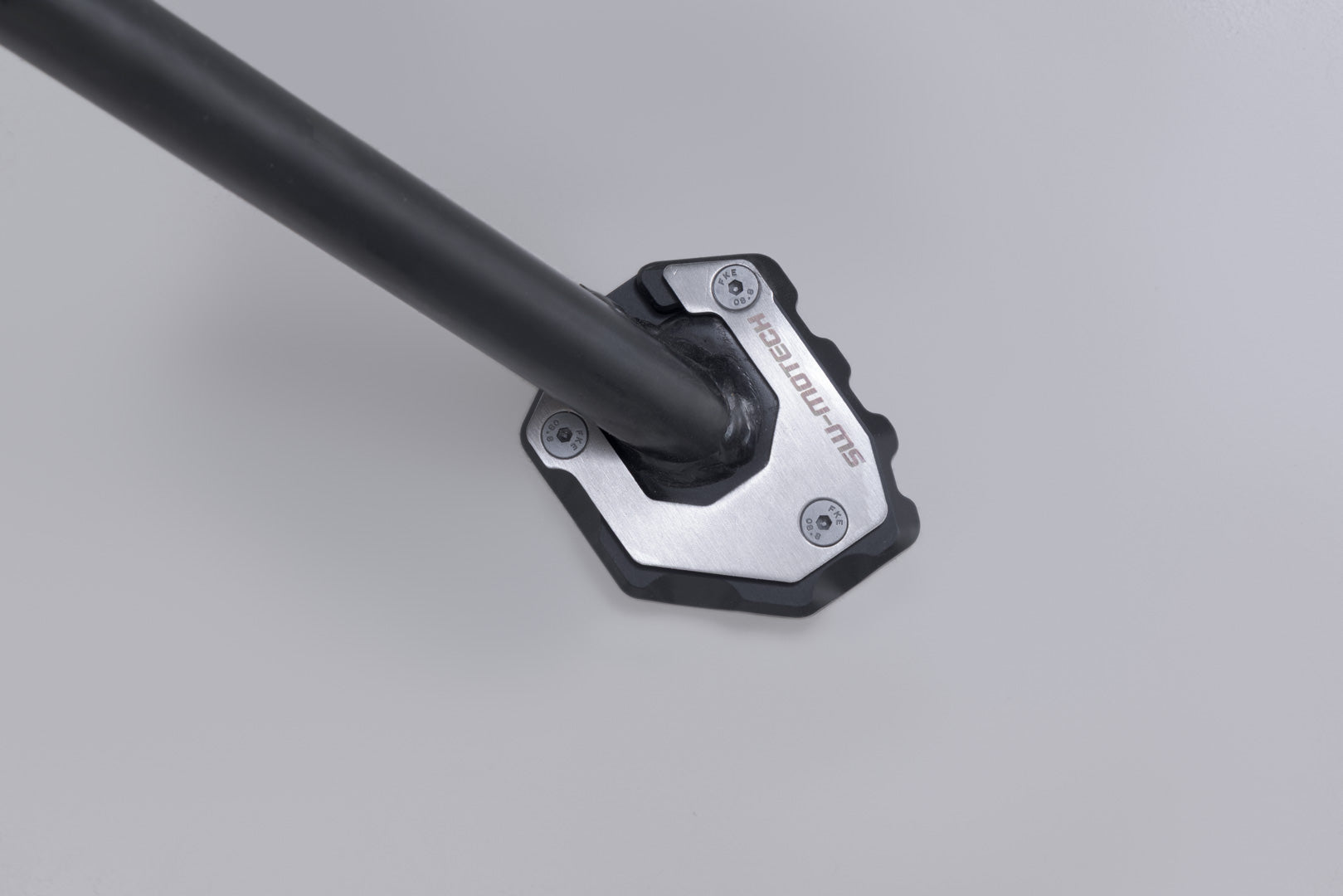SW-MOTECH / SWモテック サイドスタンドプレート拡張キット ブラック/シルバー。Suzuki DR-Z4S / DR-Z4SM (25-)。 | STS.05.071.10001