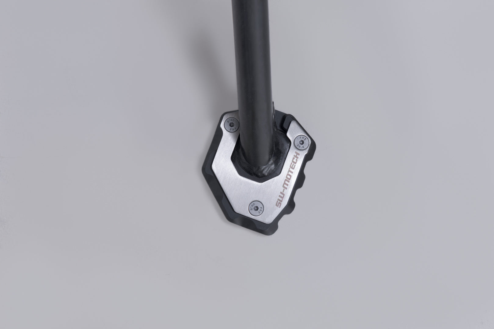 SW-MOTECH / SWモテック サイドスタンドプレート拡張キット ブラック/シルバー。Suzuki DR-Z4S / DR-Z4SM (25-)。 | STS.05.071.10001