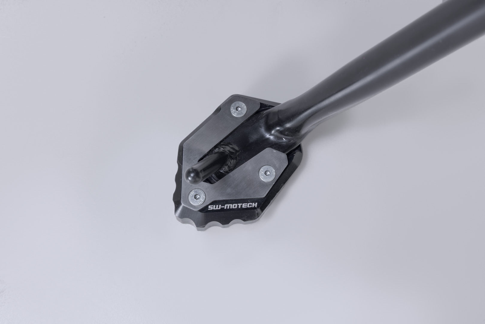 SW-MOTECH / SWモテック サイドスタンドプレート拡張パーツ ブラック/シルバー。Yamaha トレーサー 7 / GT (25-)。 | STS.06.020.10000
