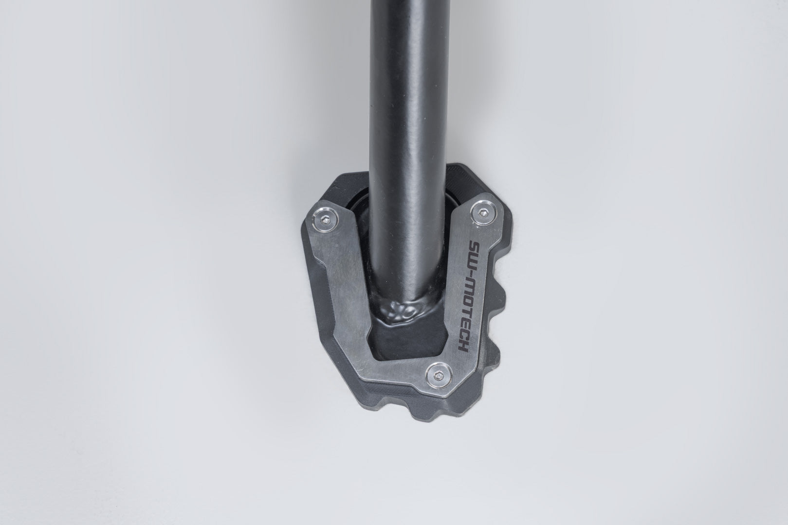 SW-MOTECH / SWモテック サイドスタンドプレート用ワイド化パーツ ブラック/シルバー。Trium Tiger Sport 660/800 (24-)用。 | STS.11.991.10100