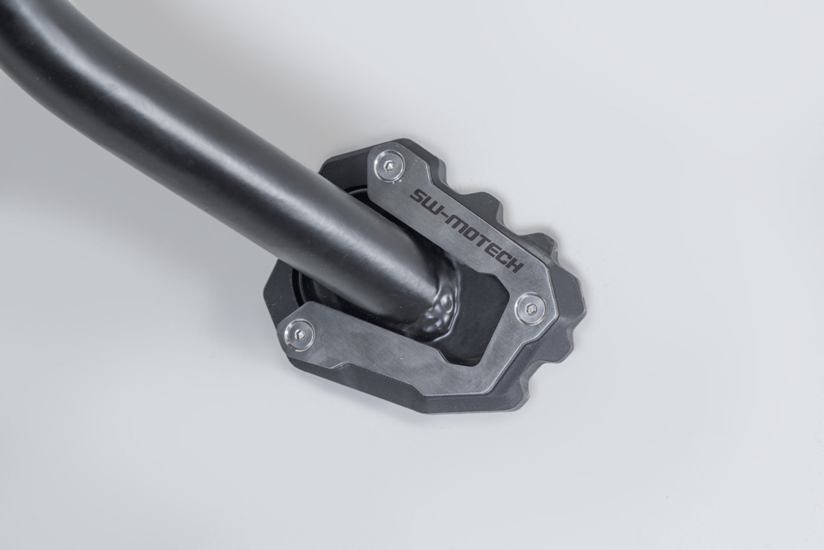 SW-MOTECH / SWモテック サイドスタンドプレート用ワイド化パーツ ブラック/シルバー。Trium Tiger Sport 660/800 (24-)用。 | STS.11.991.10100