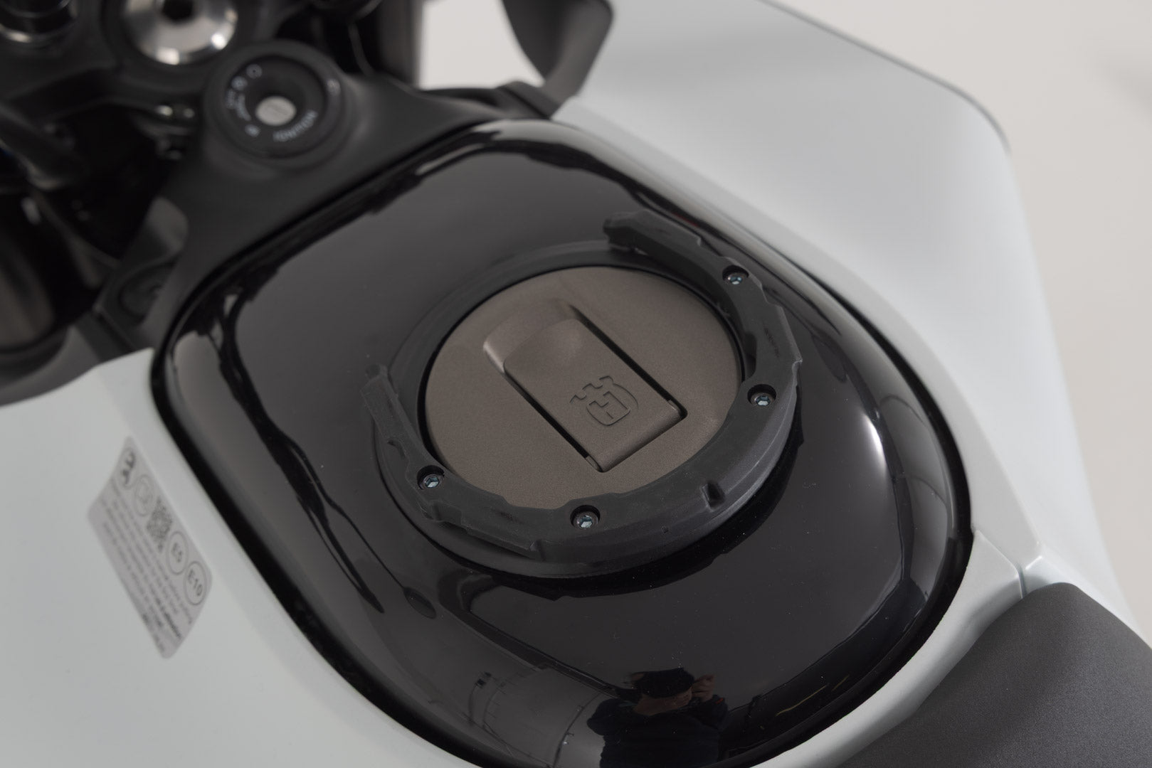 SW-MOTECH / SWモテック PRO タンクリング(ブラック)。ハスクバーナ/KTMモデル用。 | TRT.00.787.33900/B