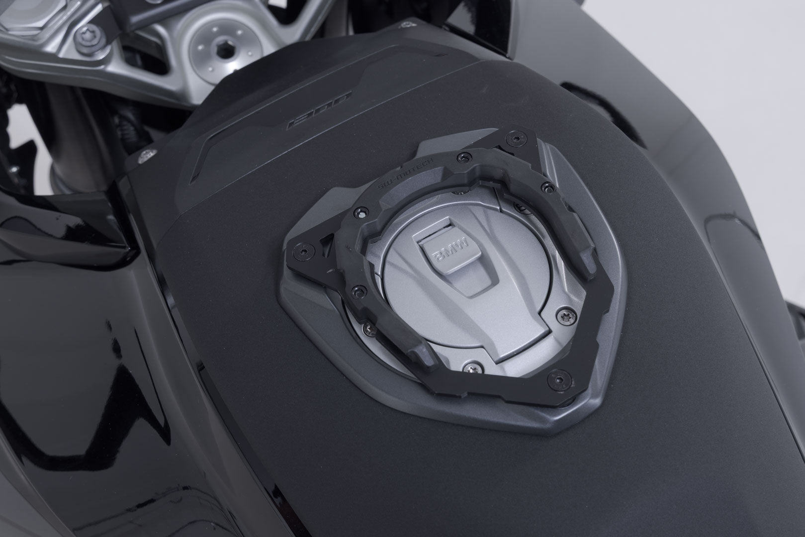 SW-MOTECH / SWモテック PRO タンクリング ブラック。BMW R 1300 R / R 1300 RS (25-)。 | TRT.00.787.34400/B