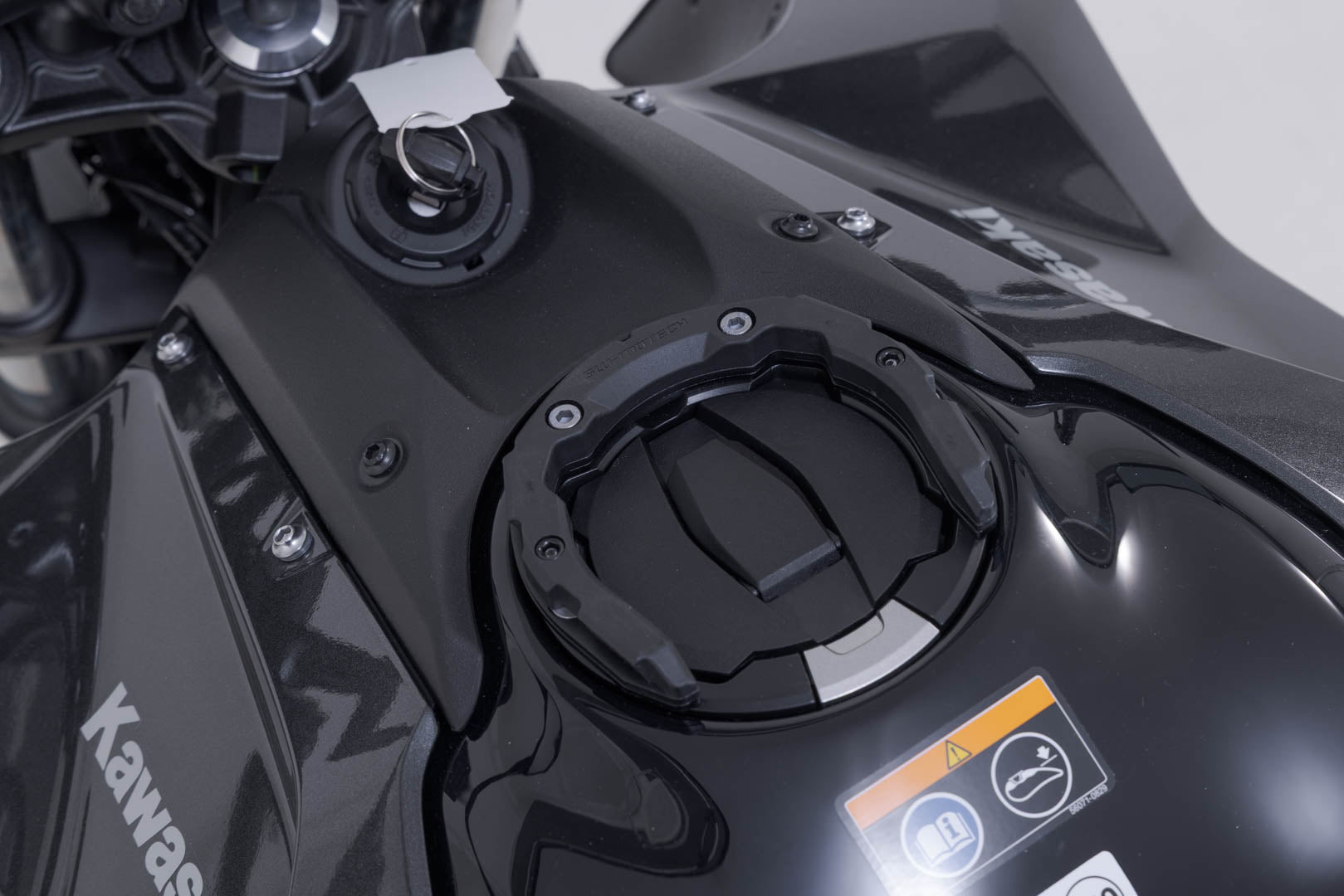 SW-MOTECH / SWモテック PRO タンクリング(ブラック)。Kawasaki Z650 S(25-)。 | TRT.00.787.34700/B