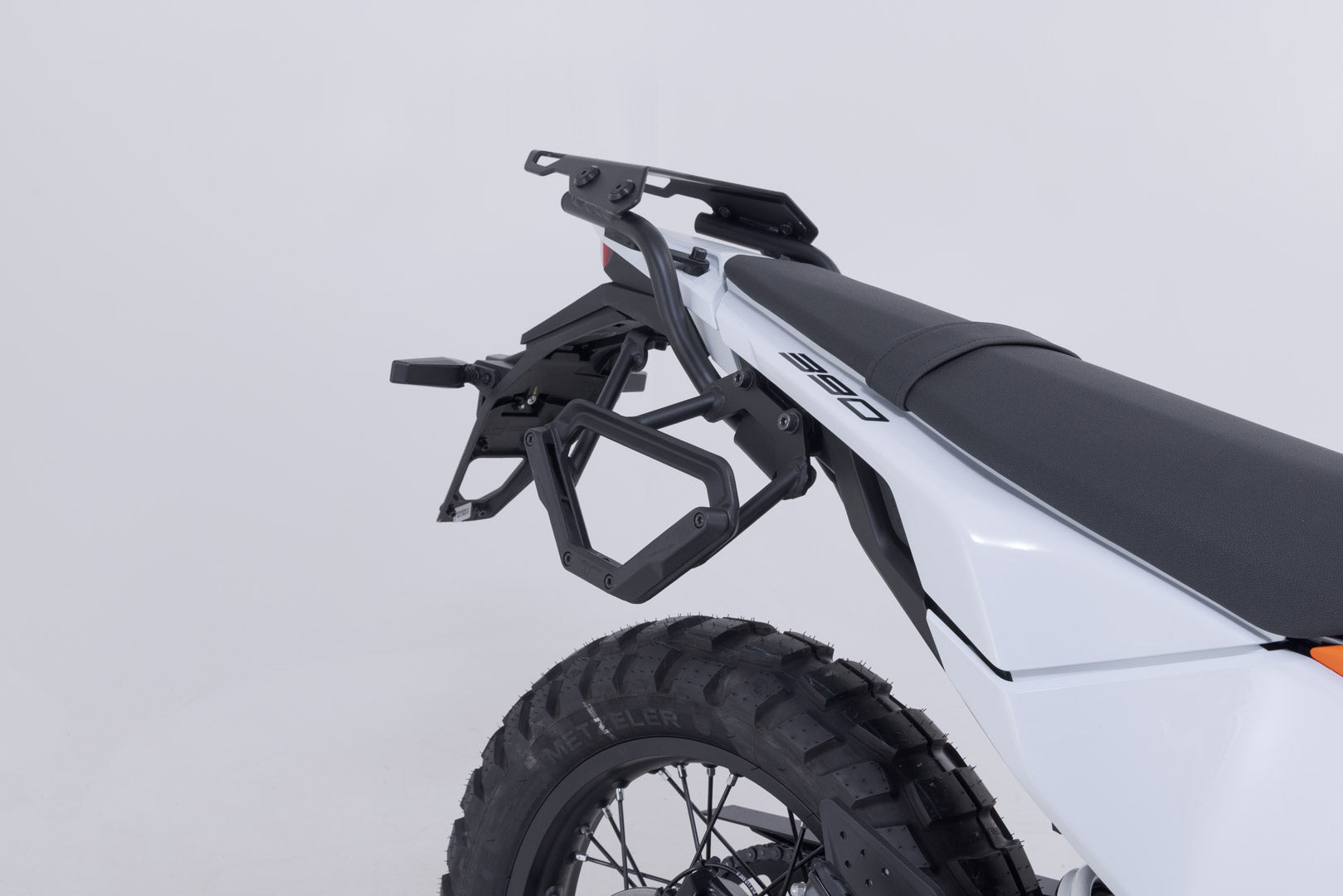 SW-MOTECH / SWモテック V-LOC サイドキャリア(右側) KTM 125 End/SMC R、250 Adv、390 Adv/Enduro/SMC R用。 | VMC.04.417.11000