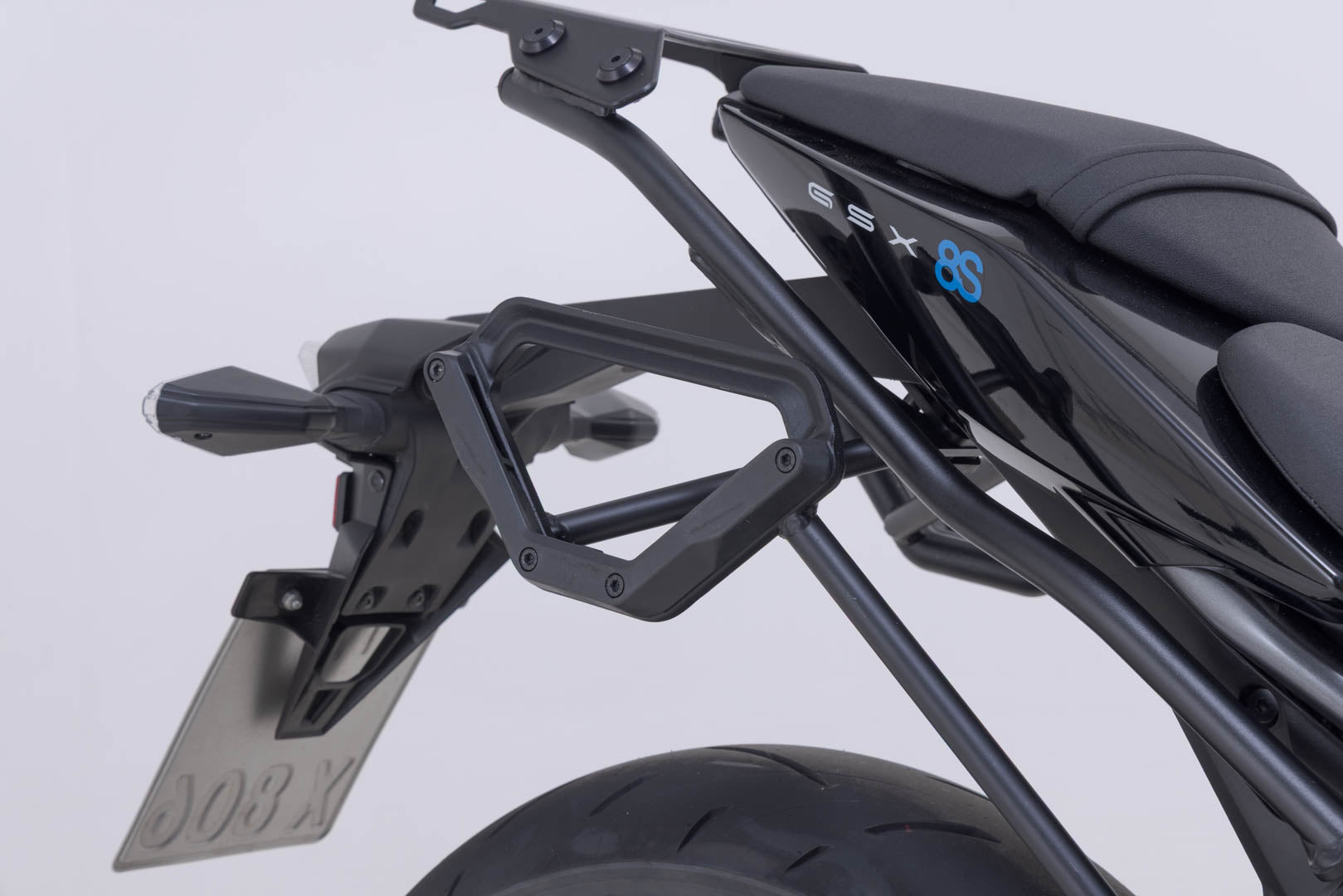 SW-MOTECH / SWモテック V-LOC サイドキャリアセット Suzuki GSX-8S (22-)、GSX-8T / TT (25-) 用。 | VMC.05.031.12001