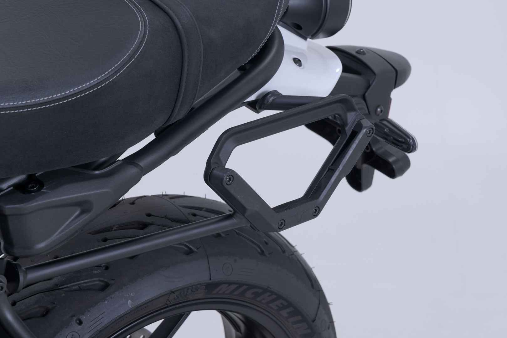 SW-MOTECH / SWモテック V-LOC サイドキャリア(左側) Yamaha XSR700 (15-) / XSR700 XT (19-)。 | VMC.06.642.10000