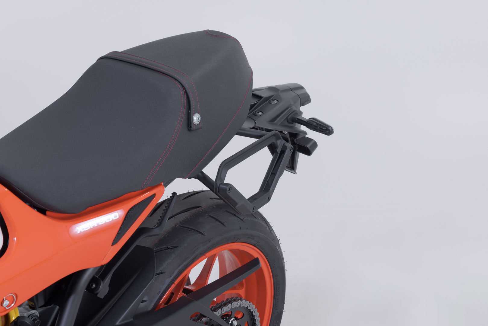 SW-MOTECH / SWモテック V-LOC サイドキャリア(左側) Yamaha XSR900 (21-)、XSR900 GP (23-)。 | VMC.06.932.10000
