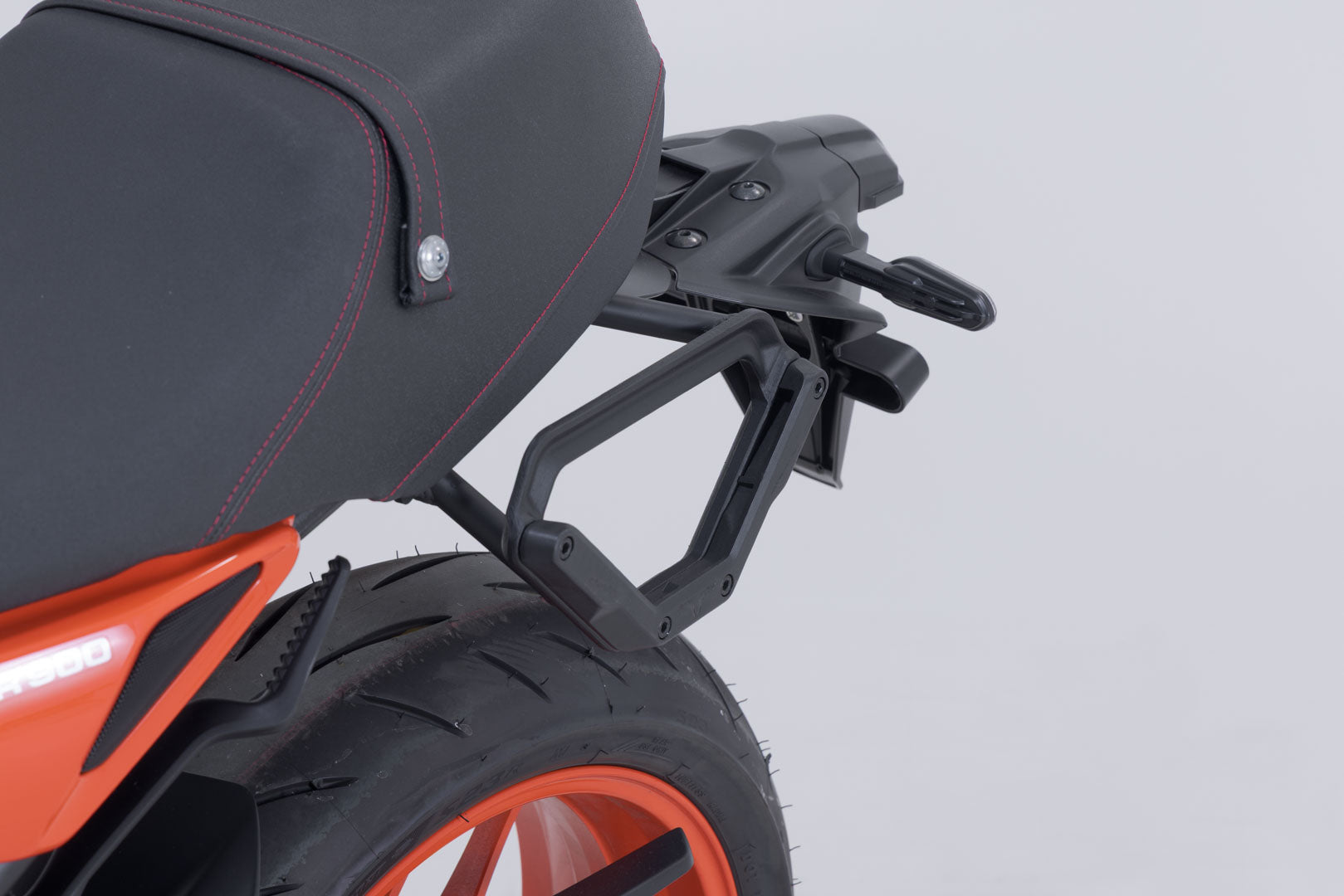 SW-MOTECH / SWモテック V-LOC サイドキャリア(左側) Yamaha XSR900 (21-)、XSR900 GP (23-)。 | VMC.06.932.10000