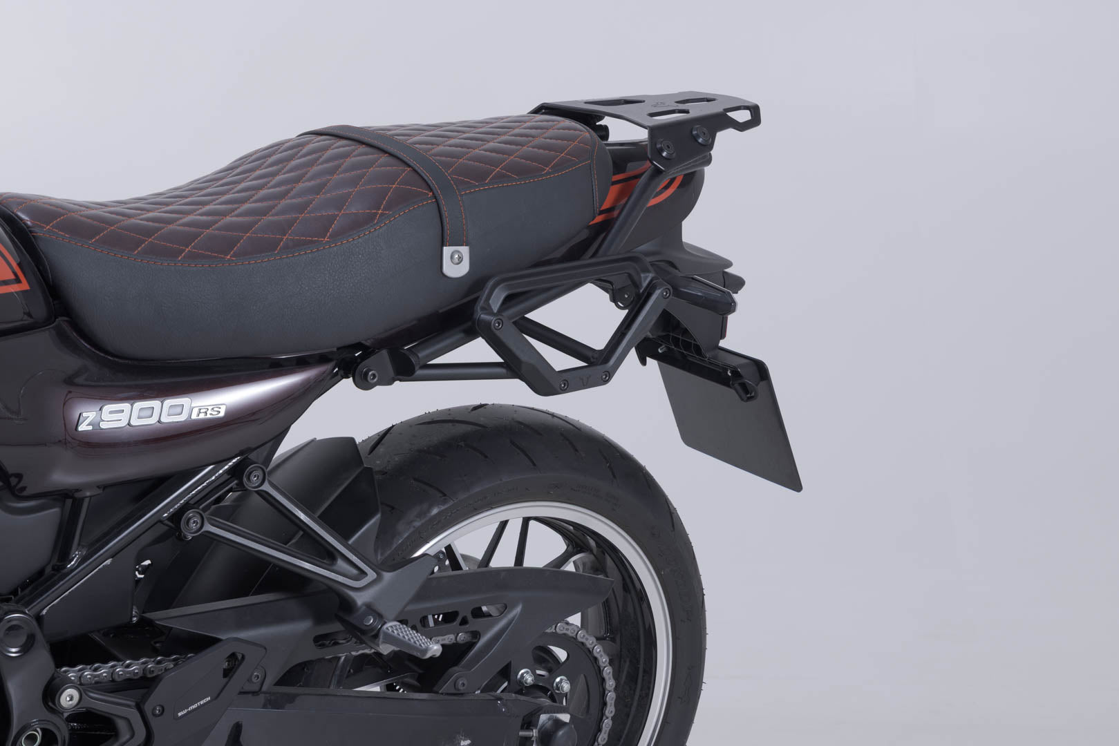 SW-MOTECH / SWモテック V-LOC サイドキャリア(左側) Kawasaki Z900RS/ Cafe/ SE(17年~)、50周年記念モデル(22年~)。 | VMC.08.891.10000