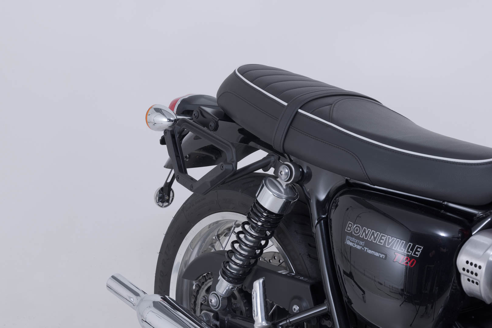 SW-MOTECH / SWモテック V-LOC サイドキャリア(右側) Triumph ボンネビル T100 (16-) / T120 (15-) 用。 | VMC.11.743.11000