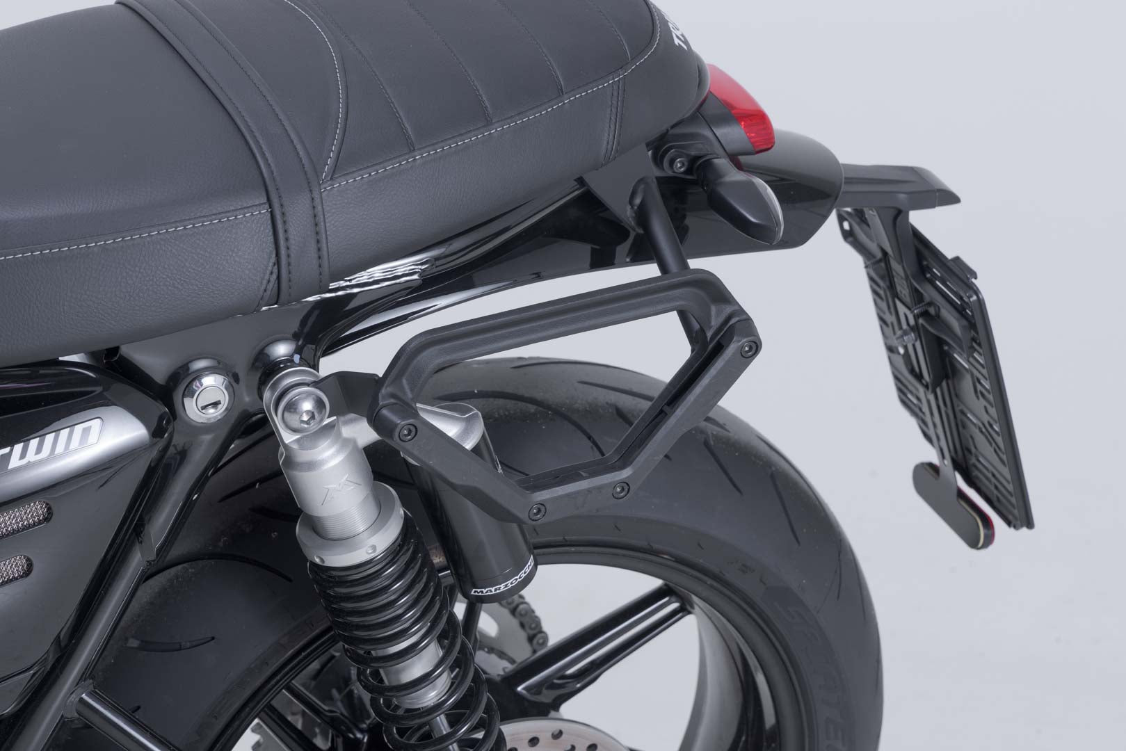 SW-MOTECH / SWモテック V-LOC サイドキャリア(左側) Triumph スピードツイン 1200 (18-)。 | VMC.11.928.10000