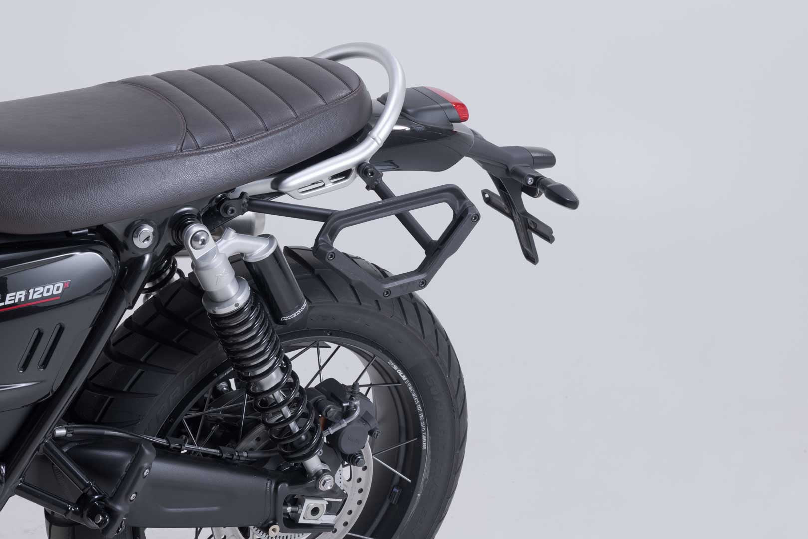 SW-MOTECH / SWモテック V-LOC サイドキャリア(左側) Triumph スクランブラー 1200 XC/XE (18-)、X/XE (23-) 用。 | VMC.11.929.10000