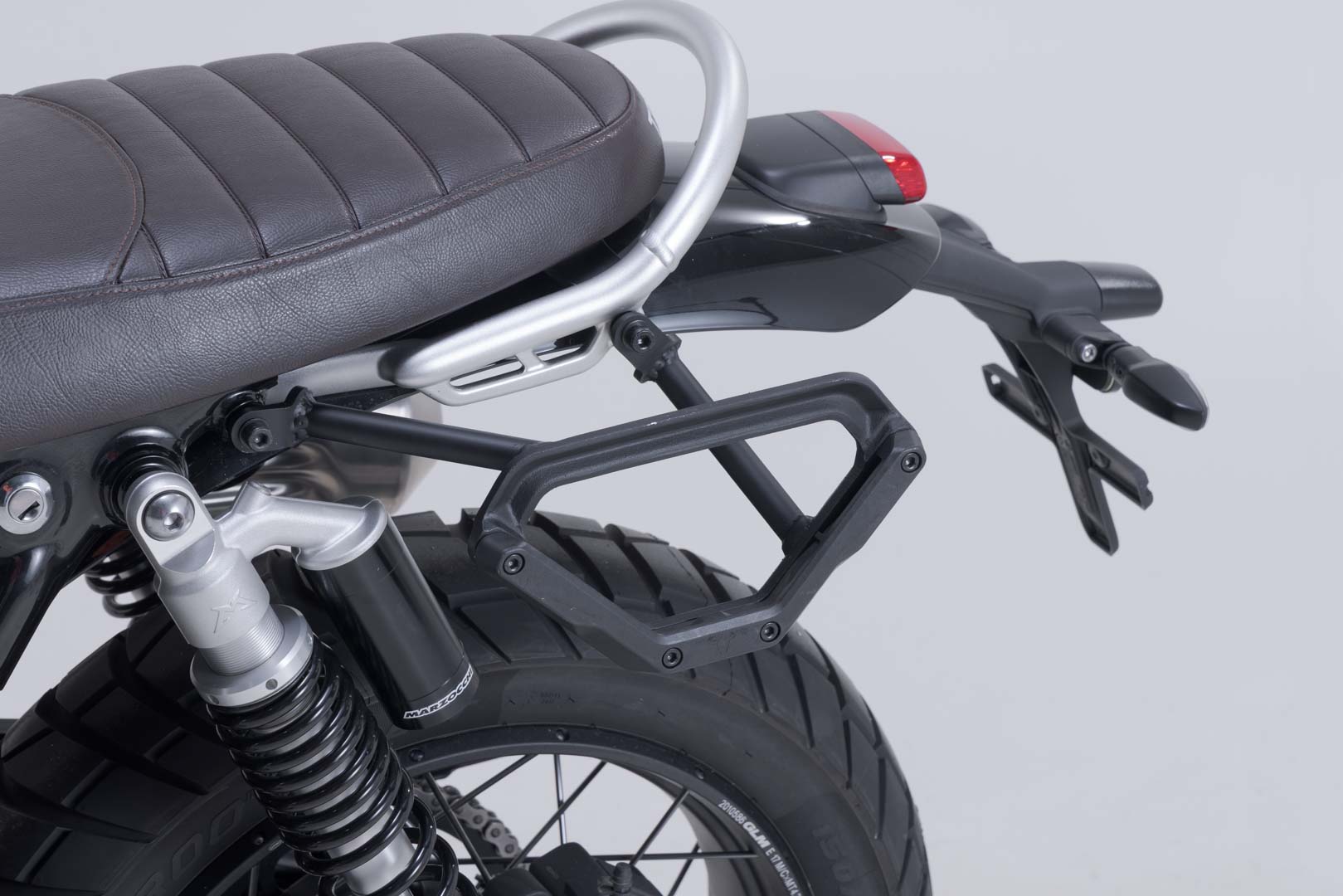SW-MOTECH / SWモテック V-LOC サイドキャリア(左側) Triumph スクランブラー 1200 XC/XE (18-)、X/XE (23-) 用。 | VMC.11.929.10000