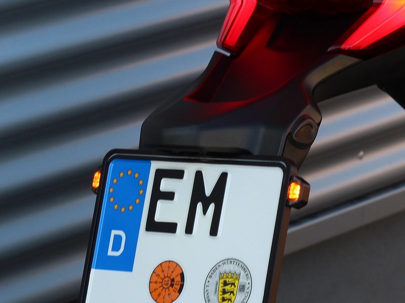 Wunderkind / ワンダーカインド LEDインジケーター littleOne ナンバープレートフレーム (ブラック) | 106409-F15