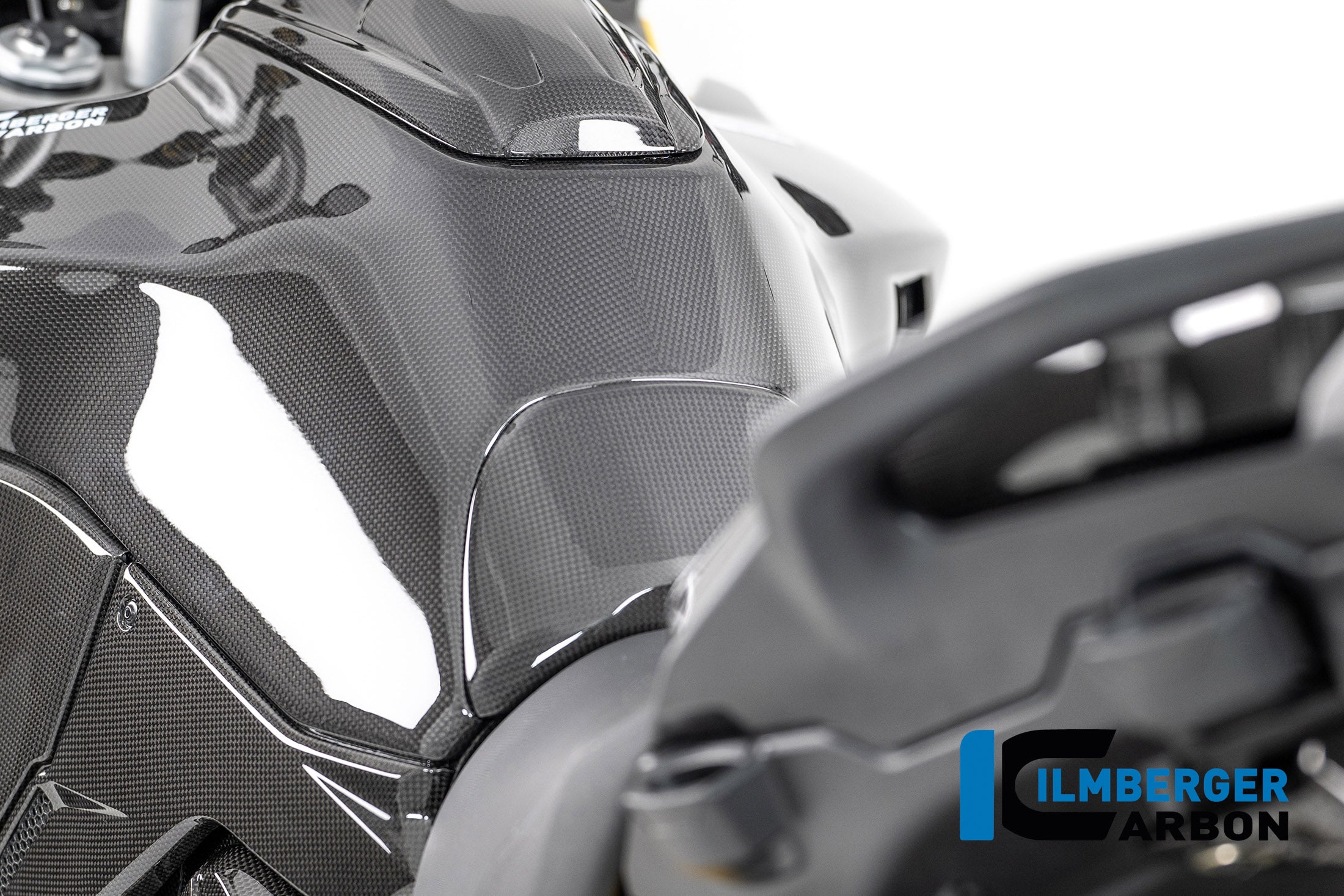 Ilmberger Carbon / イルムバーガー タンクパッド カーボン グロス Ducati Multistrada V4 2025 | CG.TVU.039.MTS25
