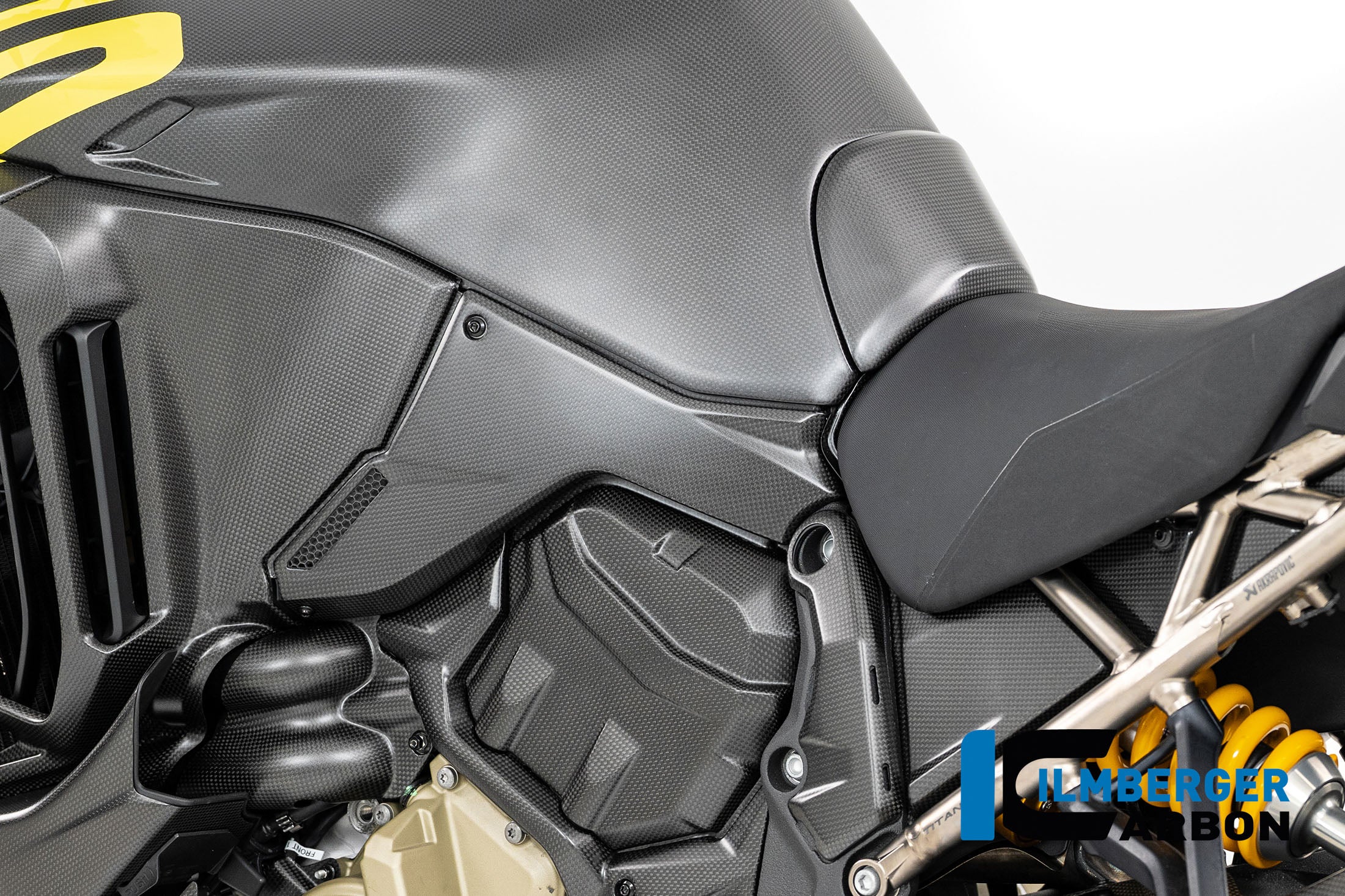 Ilmberger Carbon / イルムバーガー 左側タンクカバー カーボンマット Ducati Multistrada V4 2025 | CM.TUL.030.MTS25