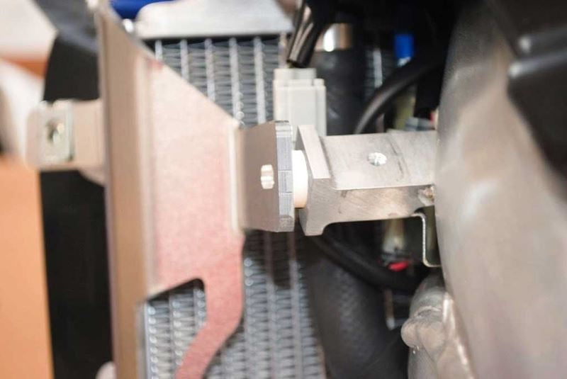 AXP-Racing / エーエックスピーレーシング ラジエーターブレース - ブルースペーサー | AX1196