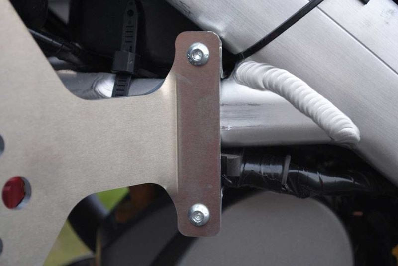 AXP-Racing / エーエックスピーレーシング ラジエーターブレース - レッドスペーサー | AX1257