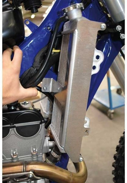 AXP-Racing / エーエックスピーレーシング ラジエーターブレース - ブラック | AX1281