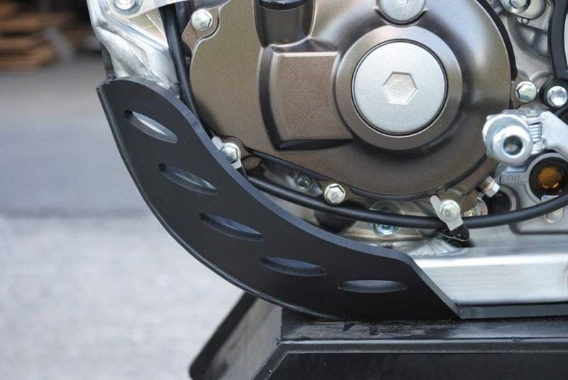 AXP-Racing / エーエックスピーレーシング スキッドプレート PHD 6mm - ブラック/ブルースティッカー | AX1282