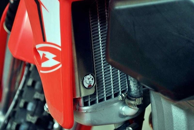 AXP-Racing / エーエックスピーレーシング ラジエーターブレース - レッドスペーサー | AX1357