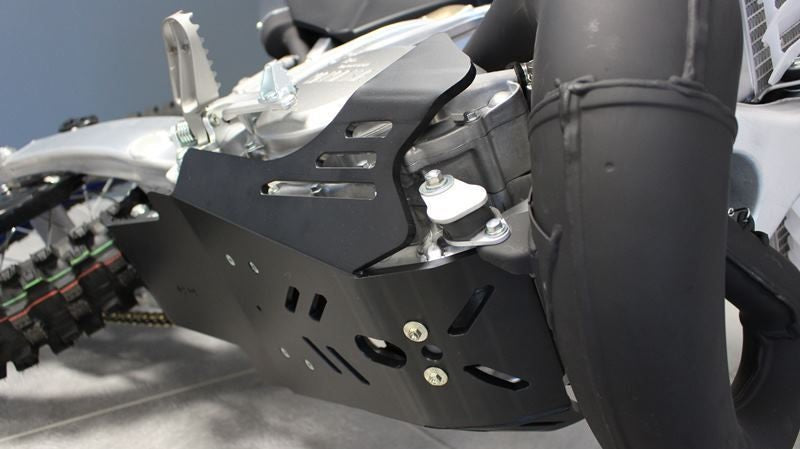 AXP-Racing / エーエックスピーレーシング Xtrem HDPE スキッドプレート - ブラック | AX1440