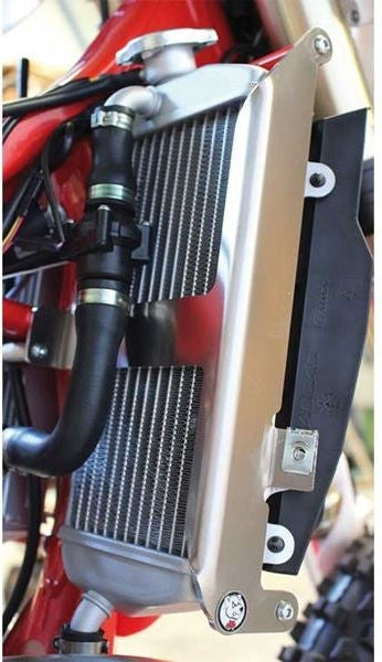 AXP-Racing / エーエックスピーレーシング ラジエーターブレース - レッドスペーサー | AX1442