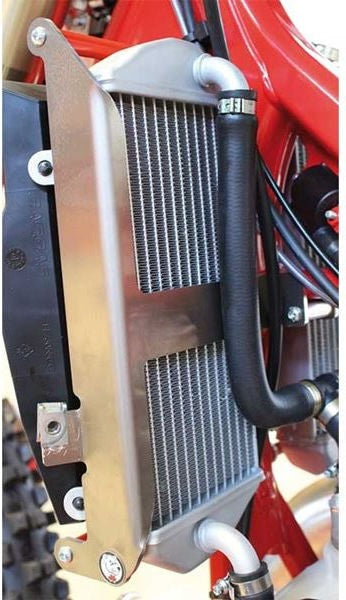 AXP-Racing / エーエックスピーレーシング ラジエーターブレース - レッドスペーサー | AX1442