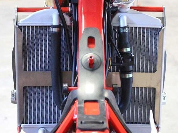 AXP-Racing / エーエックスピーレーシング ラジエーターブレース - レッドスペーサー | AX1442